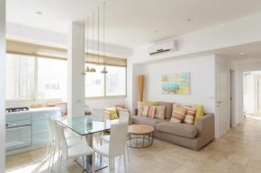 Adorable 2 bedrooms apt w Bomb Shelter next to the beach